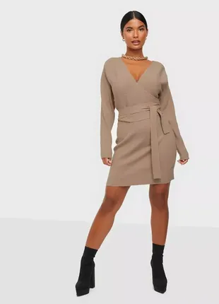 Стильне плаття джемпера в рубчик