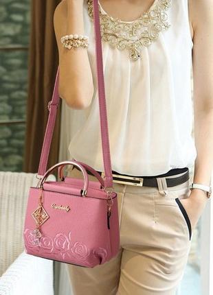 Женская маленькая сумочка с вышивкой, стильная женская мини сумка с цветочками и брелком10 фото