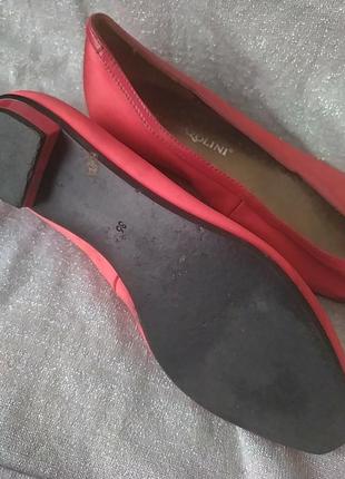 Туфли из красного атласа2 фото