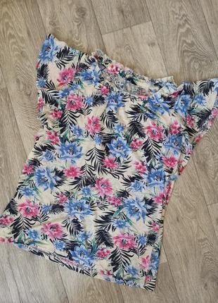 Футболка в яркий цветочный принт с рюшами на рукавах