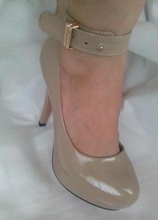 Туфлі з ремінцем беж