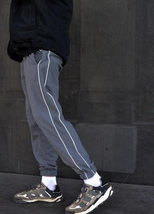 Мужские стильные флисовые штаны из полара cс рефлективными вставками тёмно-серые