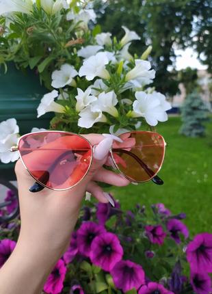 Яскраві модні сонцезахисні окуляри в золотій оправі