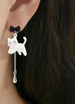 Незвичайні сережки жіночі чорний і білий котик сережки у формі кота4 фото