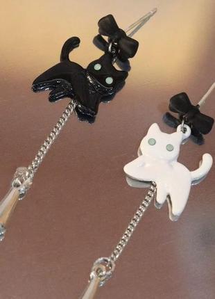 Незвичайні сережки жіночі чорний і білий котик сережки у формі кота6 фото