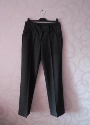 Темно-серые классические брюки со стрелками на весну