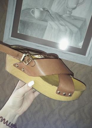 Сандалі на товстій підошві