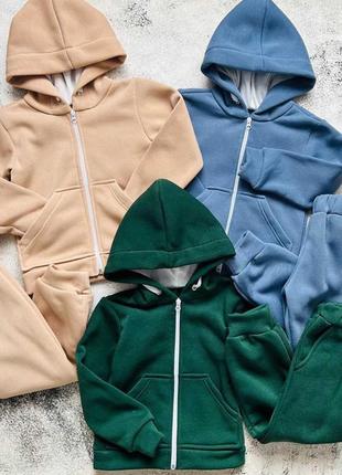 📌теплый костюм. отшитый из трехнитки на флисе. карманы есть и на штанишках и на кофточке. капюшон регулируется шнурком.
