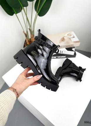 Женские кожаные демисезонные ботинки на байке с декором5 фото