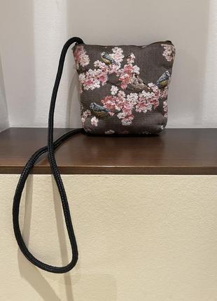 Престижный качественный бренд красивая сумочка кроссбоди из гобелена синички сакура1 фото