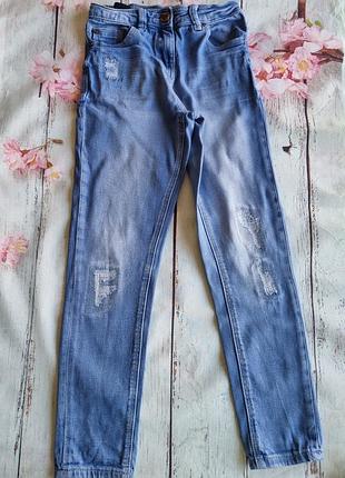 Джинсы на девочку в возрасте 7-8 лет.