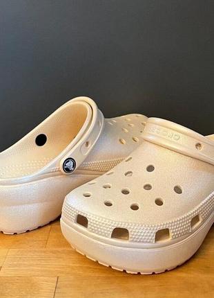 Крокс классик клог платформа ванильные crocs classic platform shimmer clog vanilla9 фото