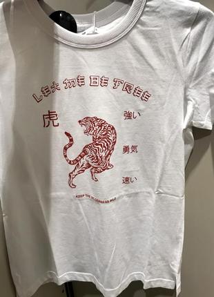 Біла футболка з китайським мотивом 🉐