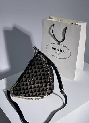 👜 сумка трикутної форми prada2 фото