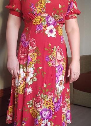 Женственной платье из вискозы в цветочный принт