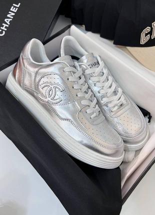 Кожаные серебристые кроссовки в стиле chanel