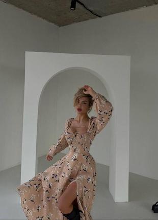 Невероятное женственное платье с цветочным принтом с рукавами фонариками декольте на завязках притали на по фигуре меди с разрезом свободного кроя