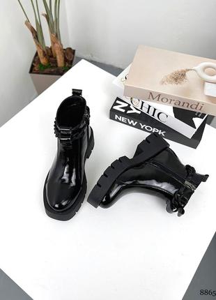 Демисезонные ботинки с цепочкой кожаные лакированные на байке черные4 фото