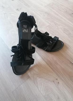 Стильні босоніжки з бахромою