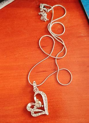Кулон в виде сердца на цепочке.