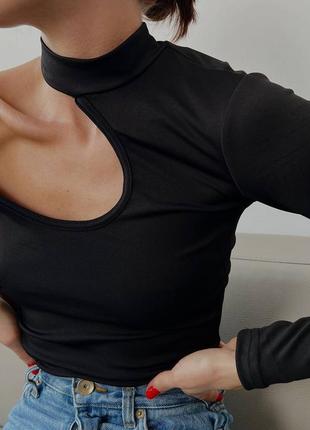 Кофта с открытым плечом