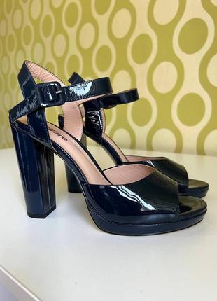 Синие лаковые босоножки с натуральной кожи welfare