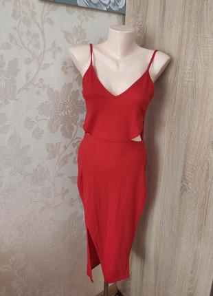 Неймовірна червона сукня з вирізом на ніжці🔥