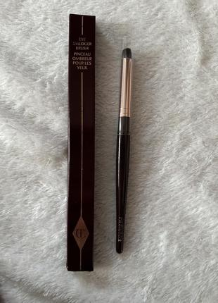 Charlotte tilbury кисть для теней