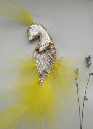 Брошь из бисера ✨ птичка с перьями3 фото