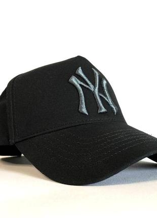 Чорна бейсболка new york yankees з вишитим логотипом