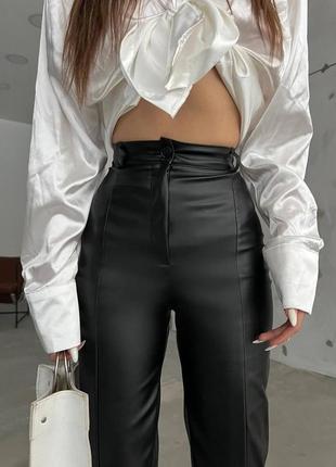 Эко-кожаные брюки с разрезами спереди2 фото