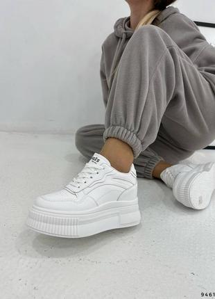Жіночі білі кросівки на танкетці5 фото