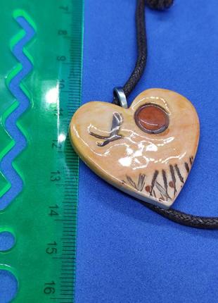 Кулон у формі серця емальований полімер із рисунком на паракорді 212 - 37х42мм - 10,94грм7 фото
