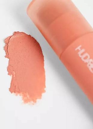 Кремовые румяна стик huda beauty cheeky tint blush stik відтінок perky peach4 фото