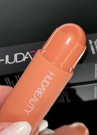 Кремовые румяна стик huda beauty cheeky tint blush stik відтінок perky peach2 фото