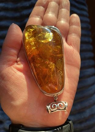 Потрясающий серебряный кулон с натуральным янтарем