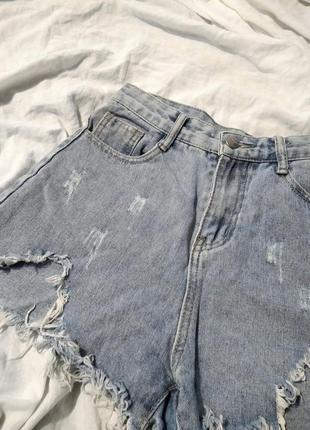 Трендовые короткие джинсовые шорты, с необработанным краем, рваные, на высокой посадке1 фото