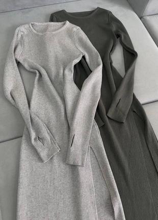 Платье по фигуре с разрезом на ножке в красивых цветах