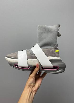 Женские высокие кроссовки хайтопы balmain b-bold sneakers ‘grey’/ ботинки. сапоги, удлиненный носок бальман серые обувь на весну 20247 фото