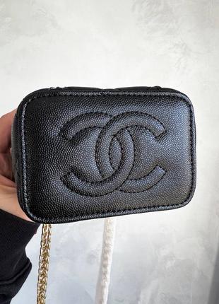 Черная маленькая кожаная брендовая сумочка7 фото