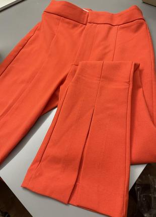 Оранжевые брюки с разрезами5 фото