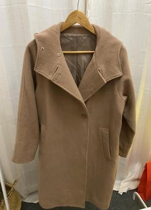 Стильное бежевое шерстяное пальто оверсайз с капюшоном4 фото