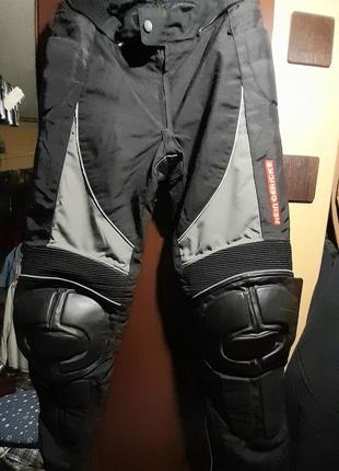 Специальные гоночные штаны с защитными накладками
