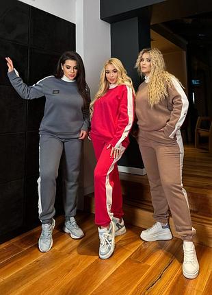 Стильный костюм с лампасами.