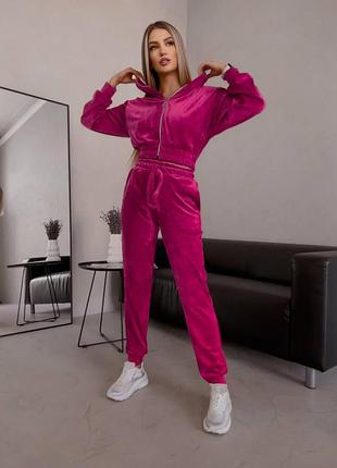 Велюровый женский костюм