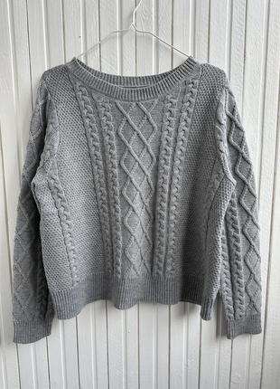 Вязаный серый свитер в косичку