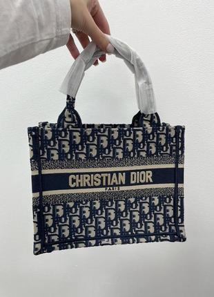 Жіноча сумка dior small book tote ecru and blue dior oblique embroidery5 фото