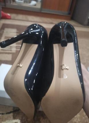 Розкішні туфлі жіночі на каблучку, лакована шкіра4 фото