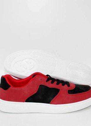 Чорно-червоні чоловічі кросівки на плоскій білій підошві.1 фото