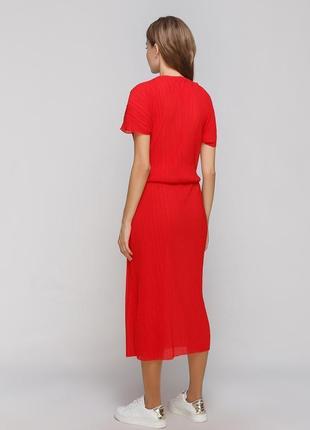 Красное гофрированное платье миди zara с оборкой.2 фото